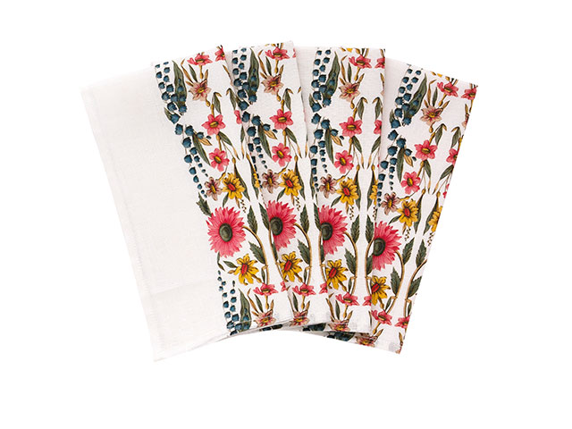 花卉装饰餐巾纸在白色背景上