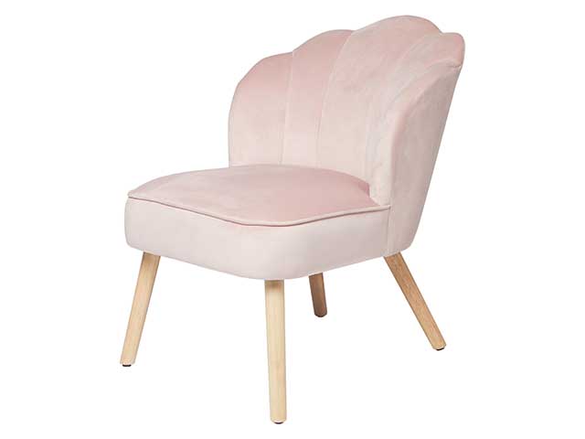 粉红色碎天鹅绒贝壳与木制椅子腿上白色背景受斯泰西所罗门的粉红色的托儿所