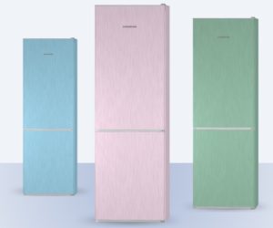 三台色彩柔和的现代冰箱;蓝色，粉色和绿色