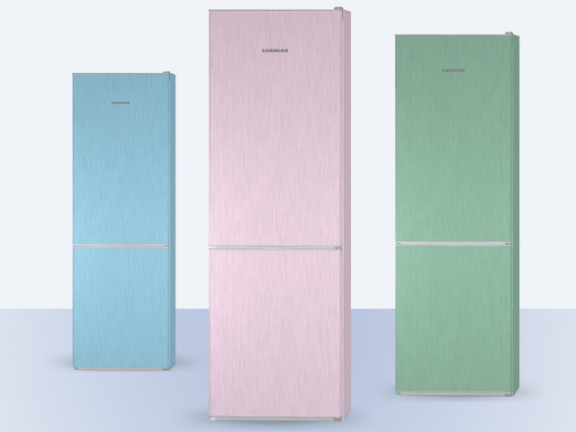 三个现代冰箱在柔和的颜色;蓝色粉色和绿色