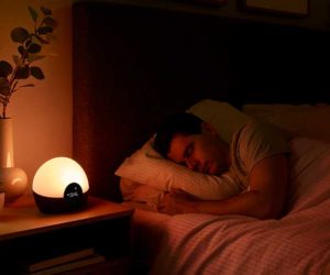 睡在床上的人与睡眠科技Lumie灯的夜不能寐
