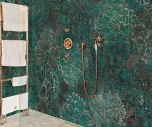绿色热带印花浴室壁纸在步入式淋浴与黄金配件