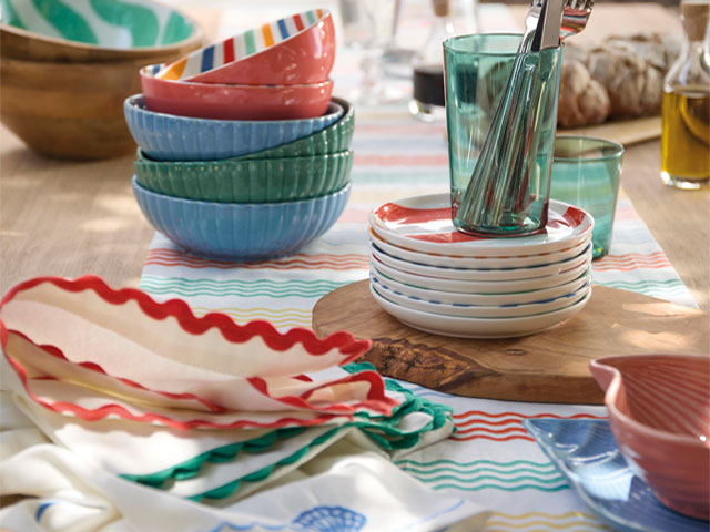 夏天tablescaping彩色的碗和有趣的照片从约翰·刘易斯